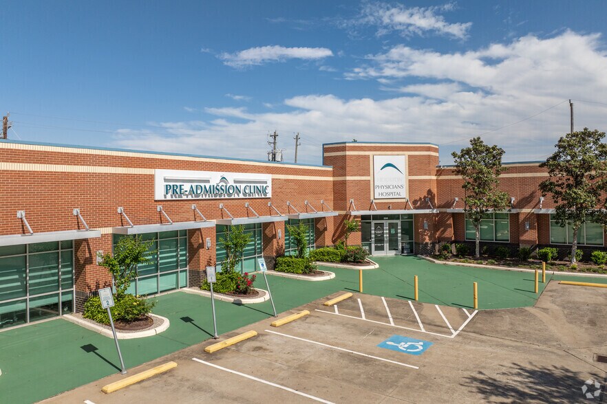Primary Photo Of 202 N Texas Ave, Webster Medical For Lease
