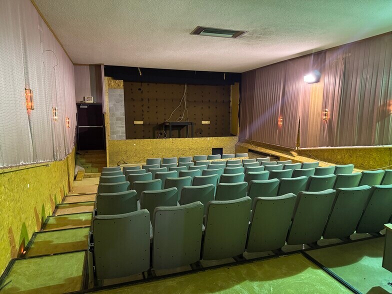 More Photos Of 208 Wolf River Plz, New London Sports And Entertainment For Sale