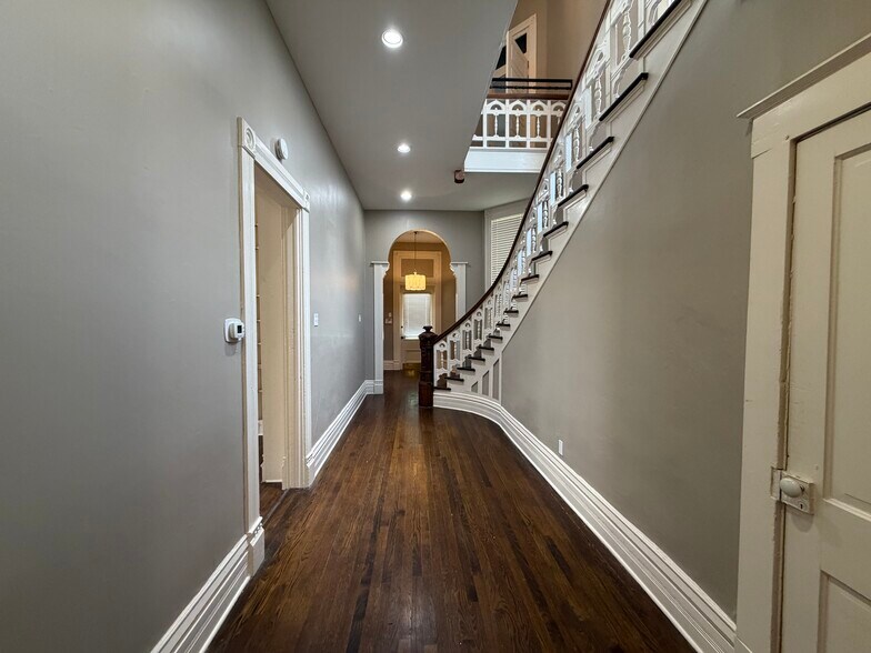 More Photos Of 28 S Idlewild St, Memphis Freestanding For Sale