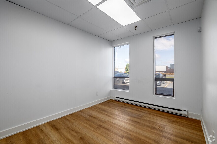 More Photos Of 1420-1490 Rue Beaulac, Saint-Laurent Light Distribution For Lease