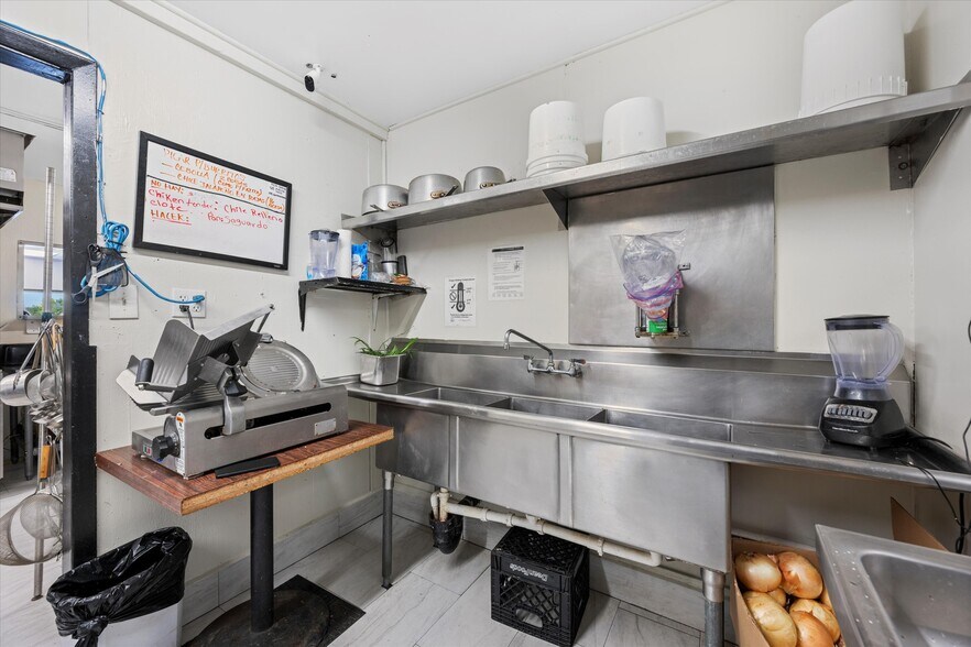 More Photos Of 614 W Central Ave, Wiggins General Retail For Sale