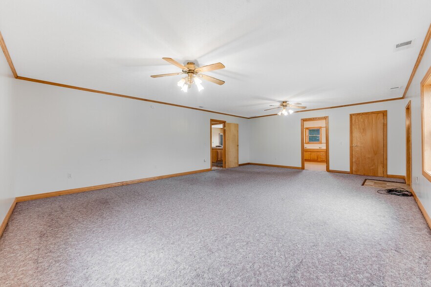 More Photos Of 154 Bridge St, Junior Restaurant For Sale