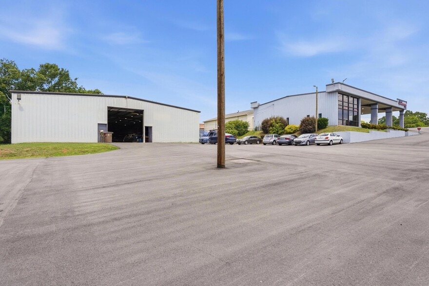 More Photos Of 325 W Dixon Blvd, Shelby Unknown For Lease