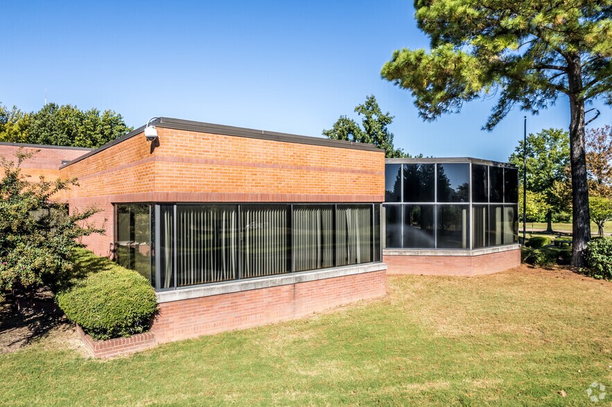 More Photos Of 7275 Goodlett Farms Pky, Cordova Light Distribution For Lease