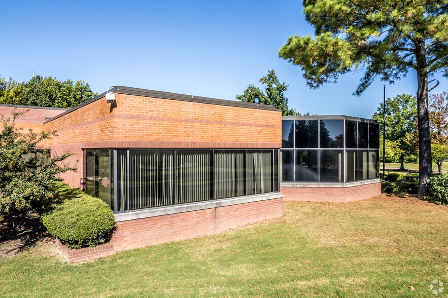 More Photos Of 7275 Goodlett Farms Pky, Cordova Light Distribution For Lease