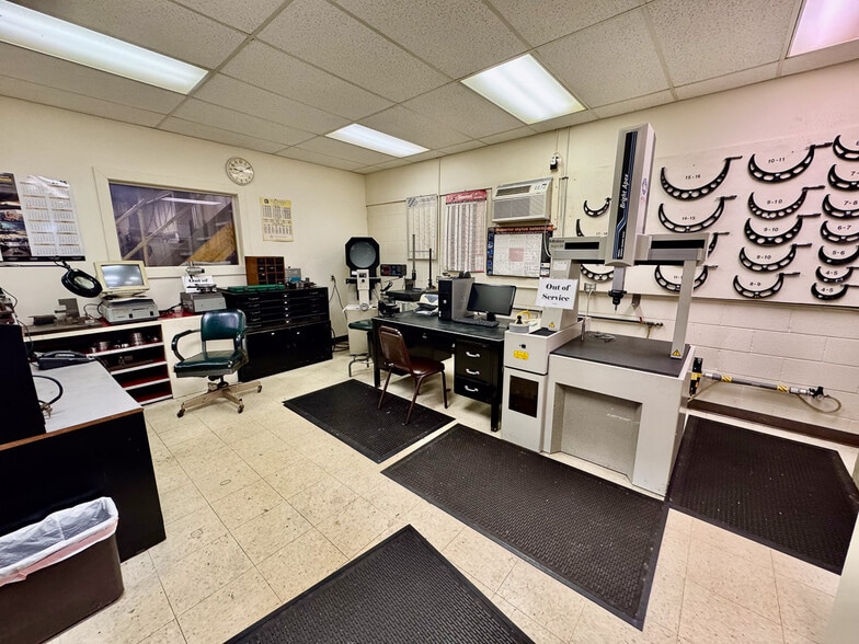 More Photos Of 3822 Victory Ave, Louisville Warehouse For Lease