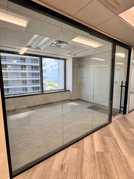 More Photos Of 2 S Biscayne Blvd, Miami Office Residential For Lease