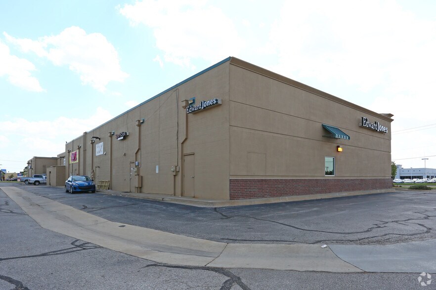 More Photos Of 1769-1779 Garth Brooks Blvd, Yukon Freestanding For Lease