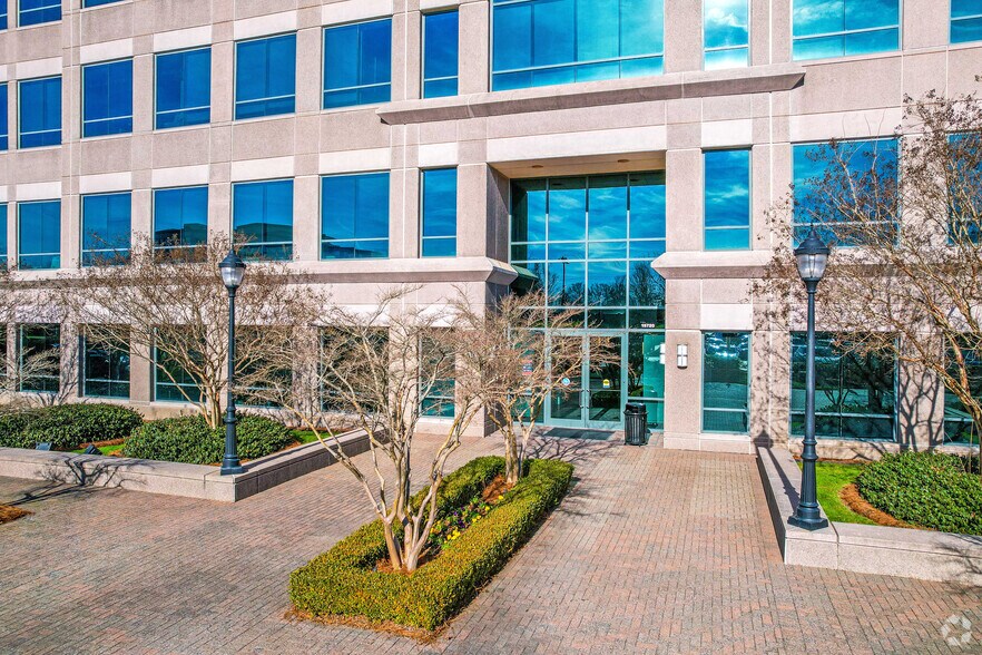 More Photos Of 15720 Brixham Hill Ave, Charlotte Office For Lease