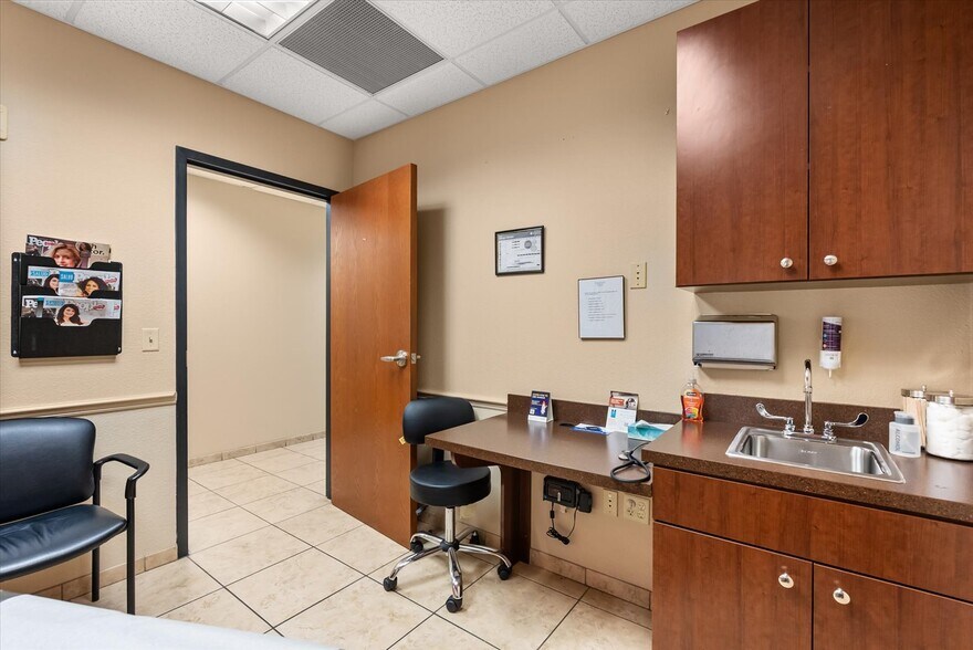 More Photos Of 1507 S Hiawassee Rd, Orlando Medical For Sale