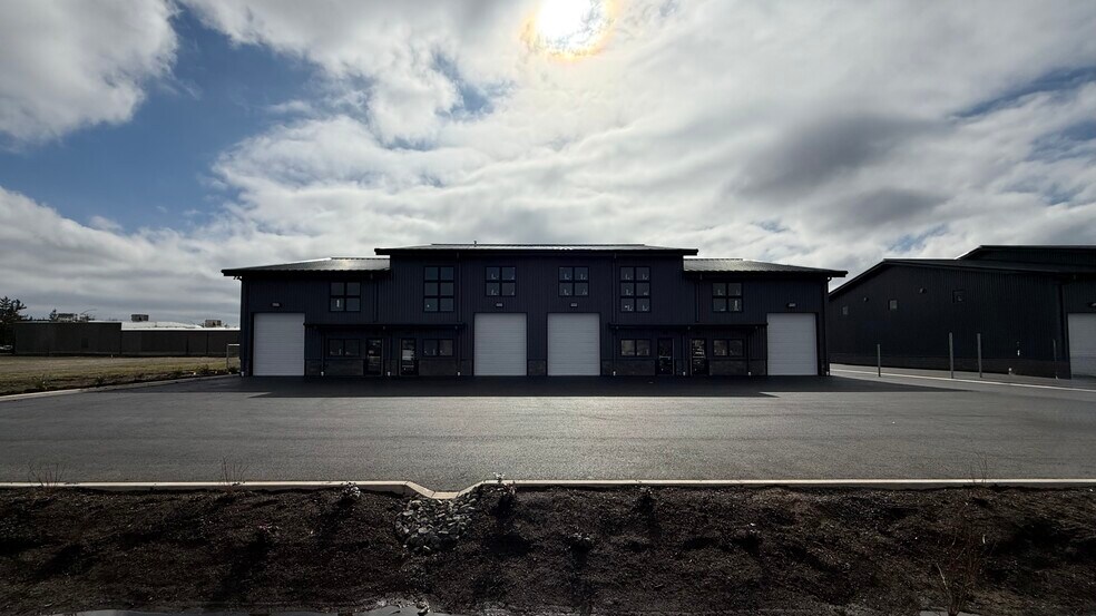 More Photos Of 2016 Commerce, Medford Showroom For Lease