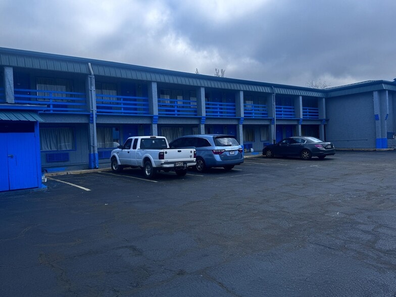 More Photos Of 107 E 3rd St, Donalsonville Hotel For Sale