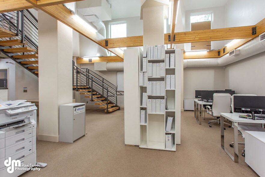 More Photos Of 8801-8811 Toloff St, Anchorage Office For Sale