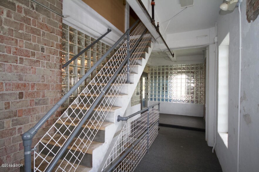 More Photos Of 1051 S Wall St, Carbondale Flex For Sale