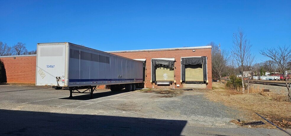 More Photos Of 110 E 15th St, Newton Warehouse For Lease