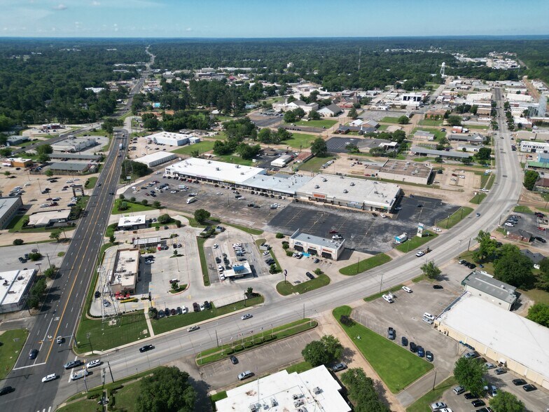 More Photos Of 102-110 Midtown Dr, Kilgore General Retail For Lease