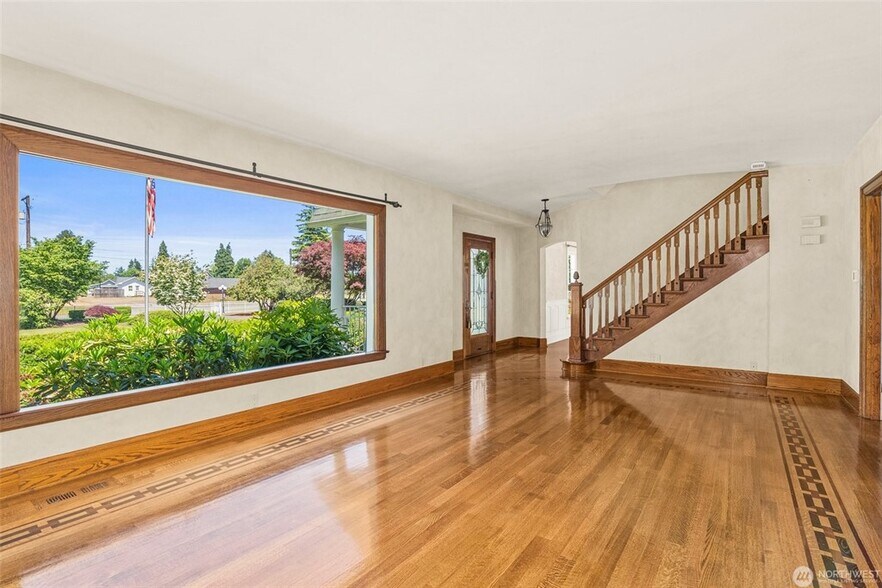 More Photos Of 1026 Alder St, Centralia Office Residential For Sale