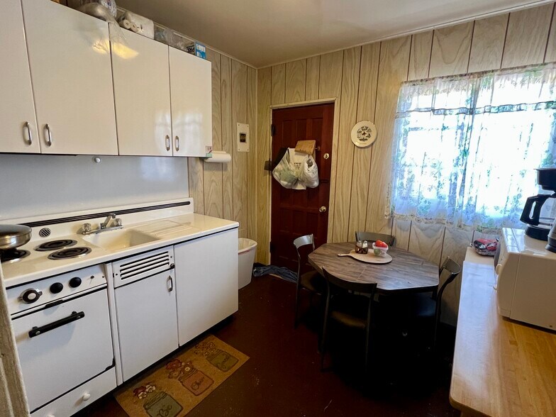More Photos Of 408 Park St, Thermopolis Hotel For Sale