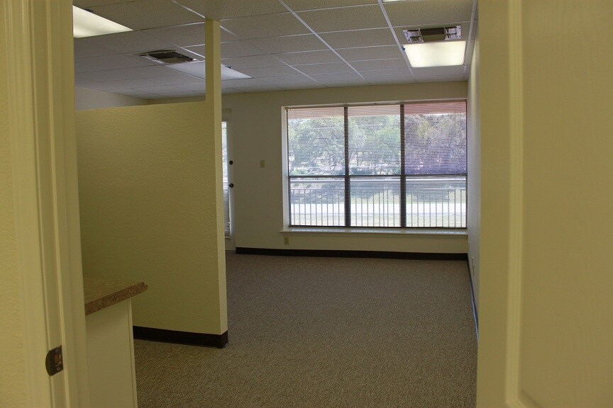 More Photos Of 7608-7614 Hwy 71 W, Austin Office For Lease