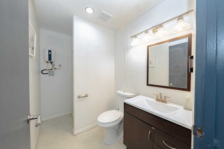 More Photos Of 2335-2337 NW 149th St, Opa Locka Warehouse For Lease