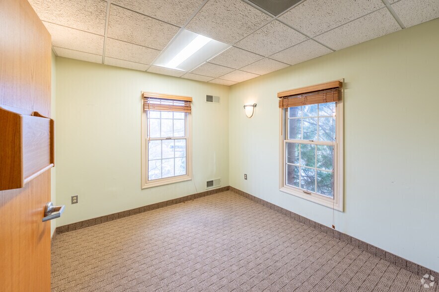 More Photos Of 5602-5654 Shields Dr, Bethesda Medical For Lease