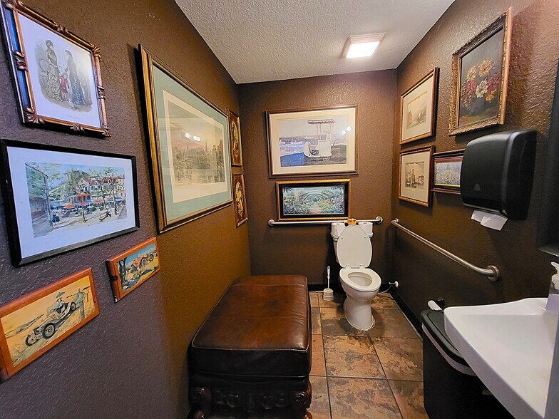 More Photos Of 1209 W 7th St, Joplin Office For Sale
