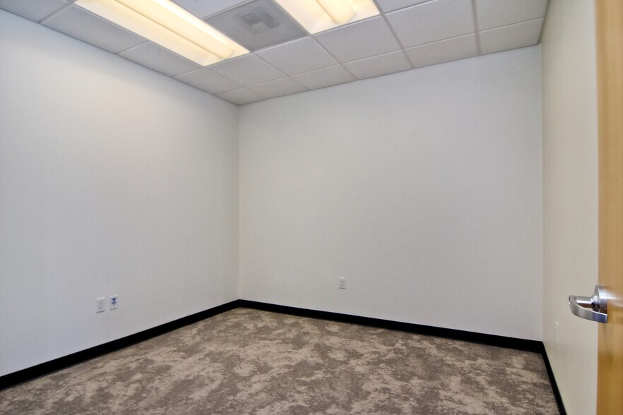 More Photos Of 2540-2546 Gateway Rd, Carlsbad Unknown For Lease