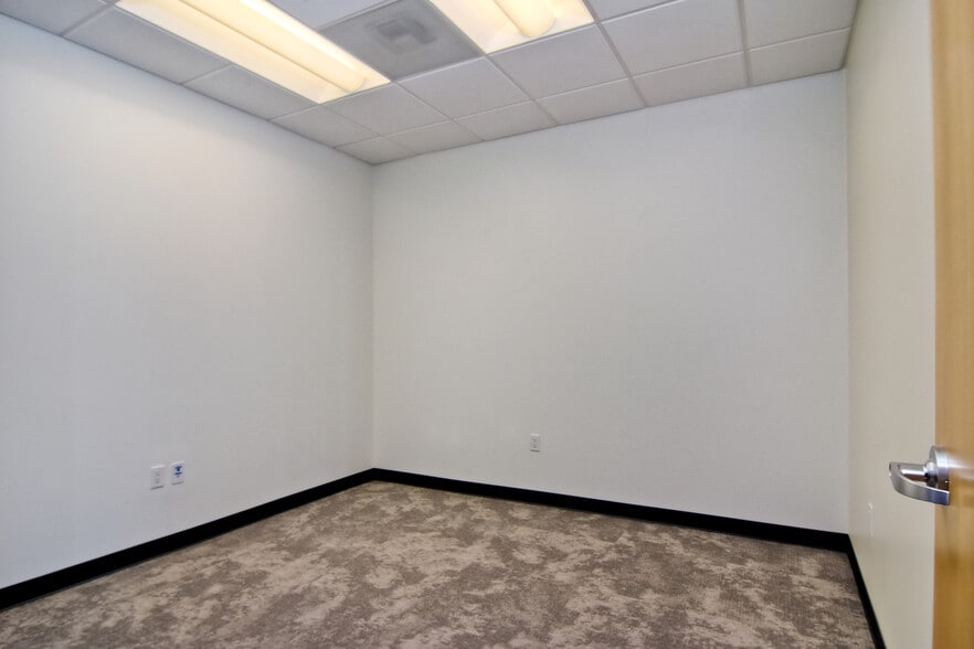 More Photos Of 2540-2546 Gateway Rd, Carlsbad Office For Sale