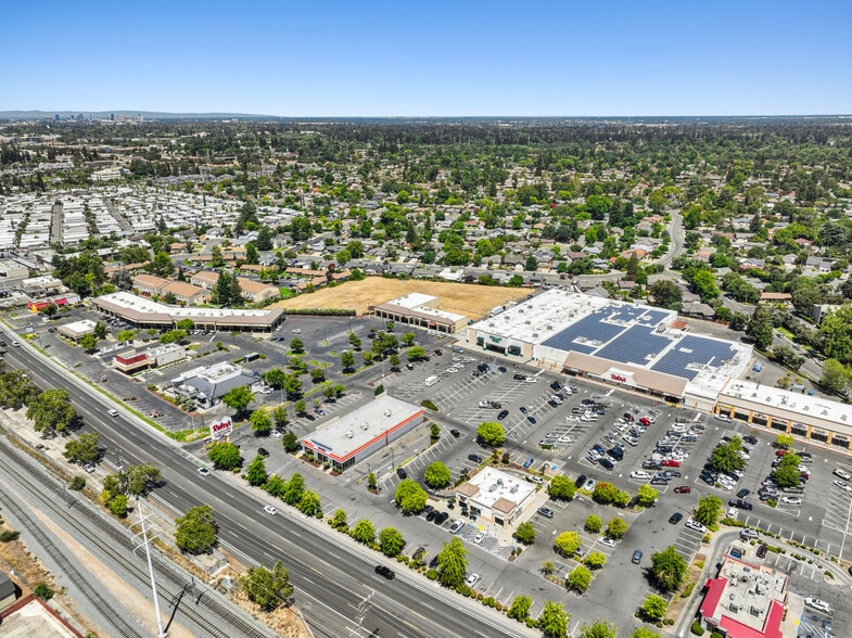 More Photos Of 8363-8383 Folsom Blvd, Sacramento Storefront For Sale