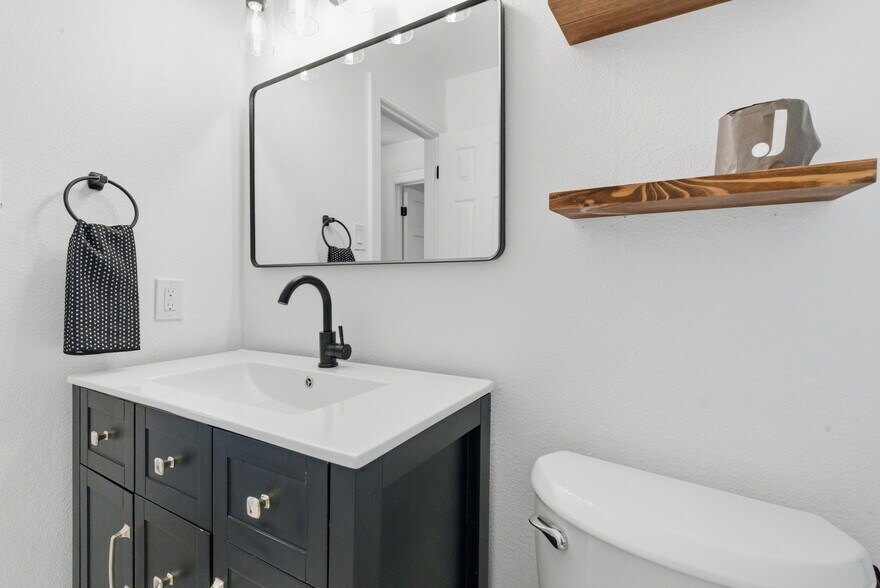 More Photos Of 112 W Akard St, Weatherford Flex For Sale