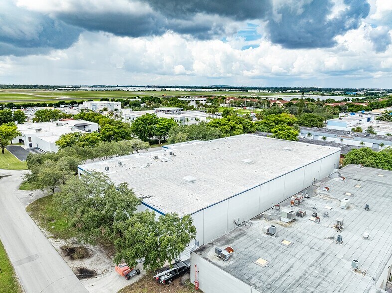 More Photos Of 4915 NW 159th St, Miami Lakes Warehouse For Lease
