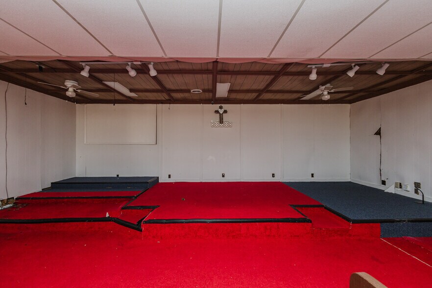 More Photos Of 5110 S Hydraulic St, Wichita Freestanding For Sale