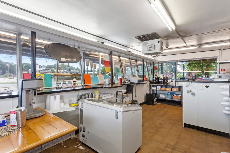 More Photos Of 1300 S Gordon St, Alvin Fast Food For Sale