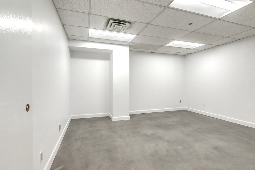 More Photos Of 6855 Av De L'épée, Montréal Office For Lease