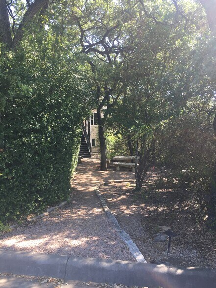 More Photos Of 6615 Vaught Ranch Rd, Austin Office Residential For Lease