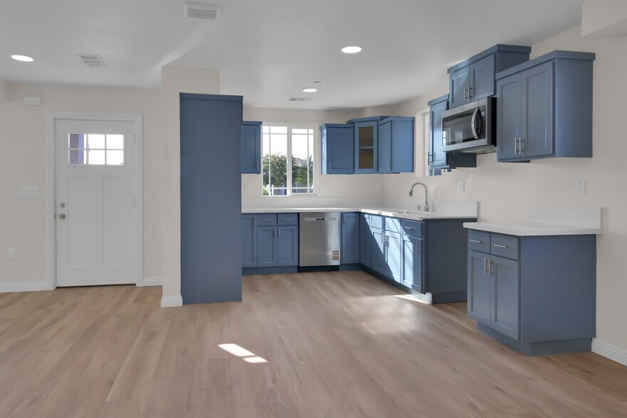 More Photos Of 815 G St, Wilmington Apartments For Sale