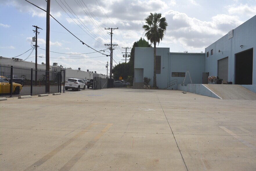 More Photos Of 2645 Yates Ave, Commerce Distribution For Lease