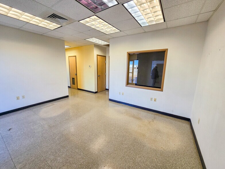 More Photos Of 5066 Owan Industrial Park Dr, Williston Warehouse For Lease