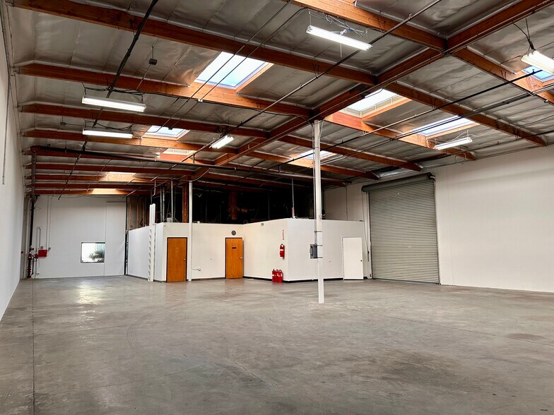 More Photos Of 750 E Debra Ln, Anaheim Warehouse For Lease