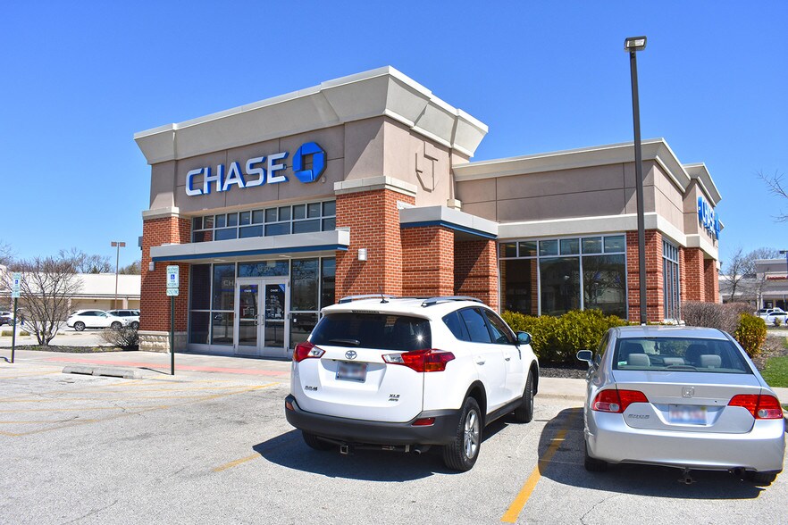 Primary Photo Of 3250 Kirchoff Rd, Rolling Meadows Bank For Lease