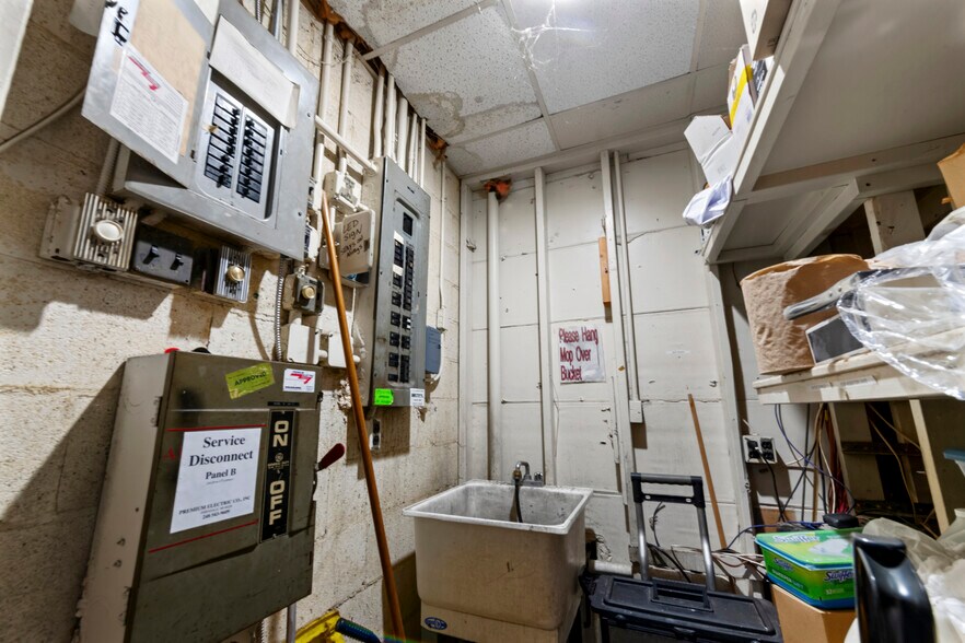 More Photos Of 1090 Rochester Rd, Troy Restaurant For Sale