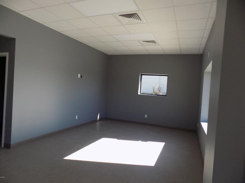 More Photos Of 1575 W Central Ave, Wiggins Office For Sale