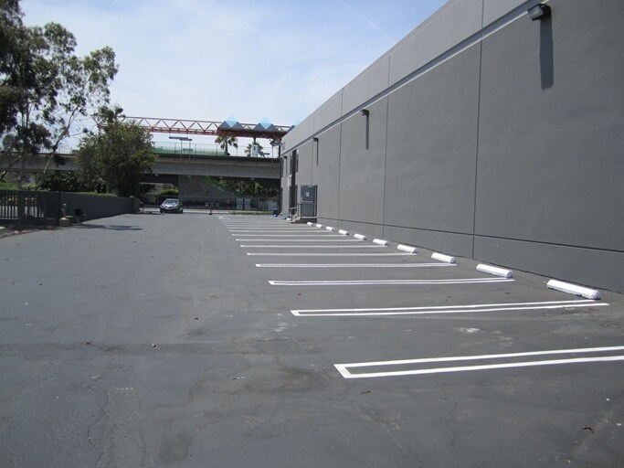 More Photos Of 550 N Nash St, El Segundo Warehouse For Lease