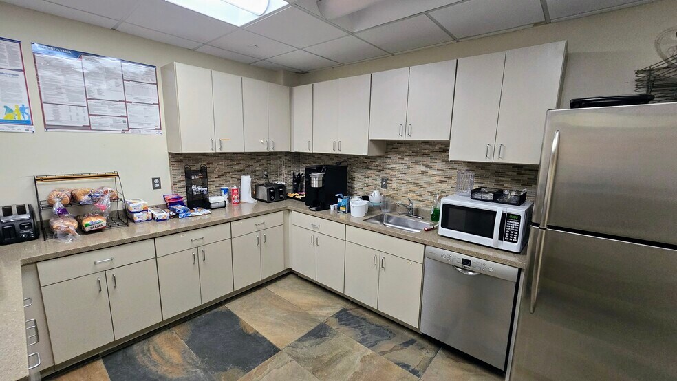More Photos Of 255 Business Center Dr, Horsham Township Office For Lease