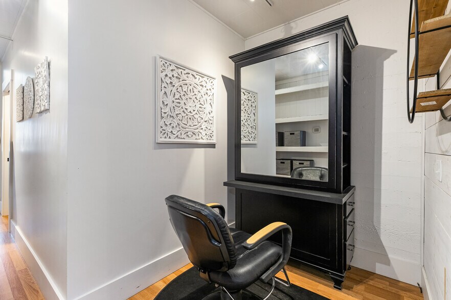 More Photos Of 511 Front St, Lynden General Retail For Sale