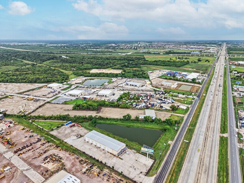 More Photos Of 11421 Interstate 10 E, Baytown Service For Lease