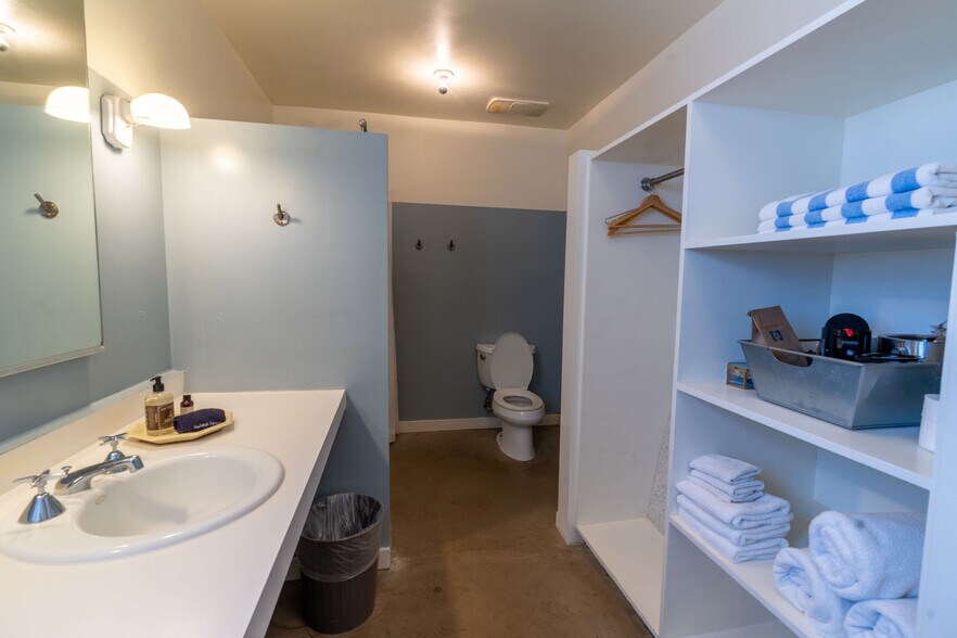 More Photos Of 601 W San Antonio St, Marfa Hotel For Sale