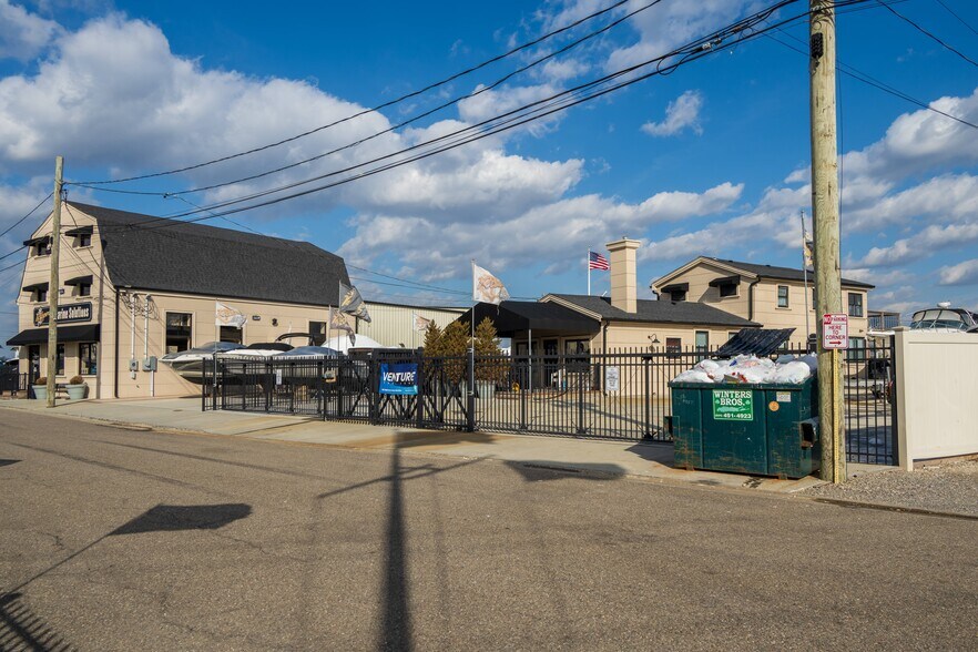 More Photos Of 13-19 Post Pl, Babylon Marina For Sale