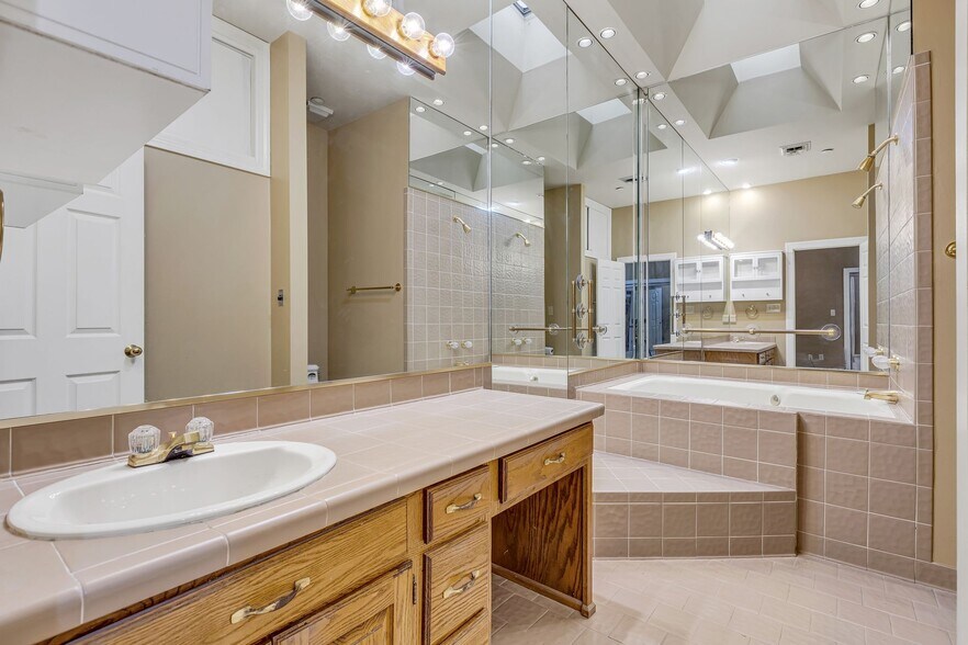 More Photos Of 424 Main St, Franklin General Retail For Sale