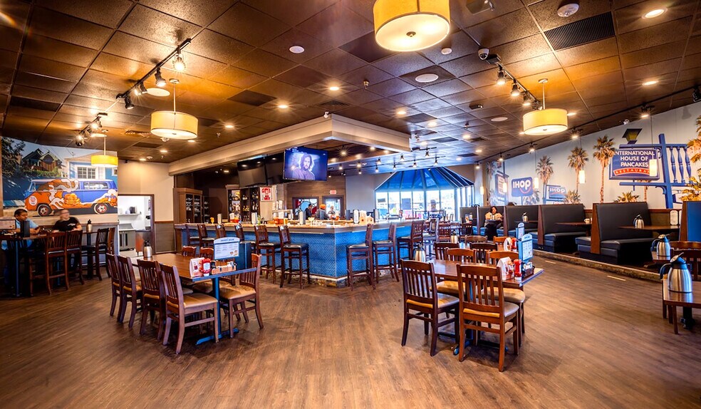 More Photos Of 1005 S Moorland Rd, Brookfield Hotel For Sale